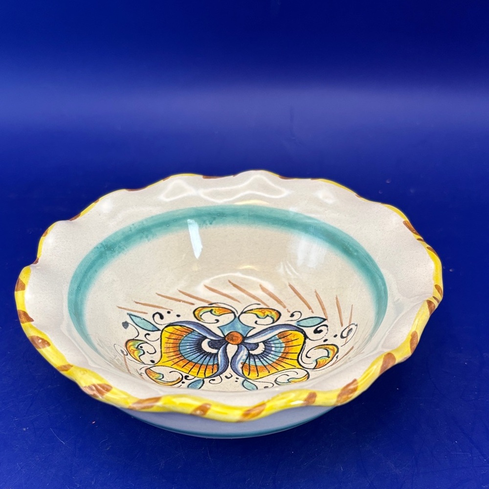 Meridiana Cermiche Bowl with a Beautiful Hand painted Design made In Italy.